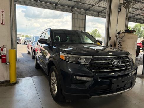 Used 2022 Ford Explorer XLT w/ Equipment Group 202A AWD/4WD image 2