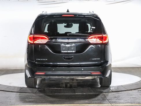 Used 2019 Chrysler Pacifica Limited w/ Advanced Safetytec Group FWD image 3