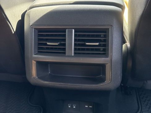 Used 2022 Volkswagen Atlas Cross Sport SE image 19