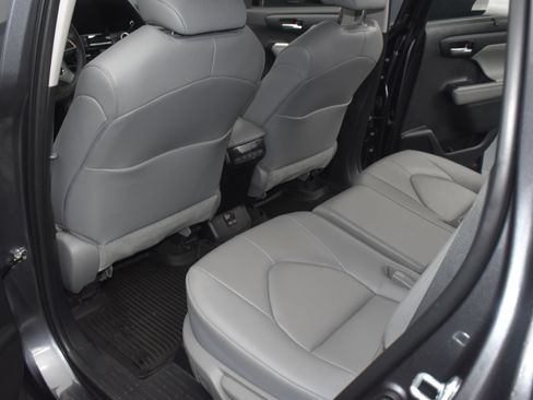 Used 2023 Toyota Highlander XLE FWD image 10