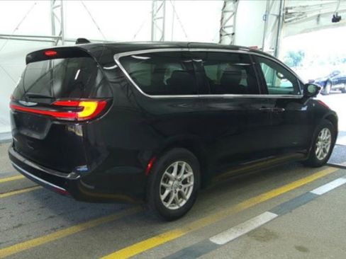 Used 2025 Chrysler Pacifica Select FWD image 3