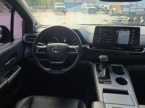 Certified 2022 Toyota Sienna XLE Woodland Edition image 25