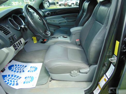 Used 2010 Toyota Tacoma 4x4 Double Cab w/ TRD Sport Pkg image 5