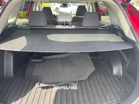 Used 2021 Toyota RAV4 XLE w/ Convenience Package FWD image 26