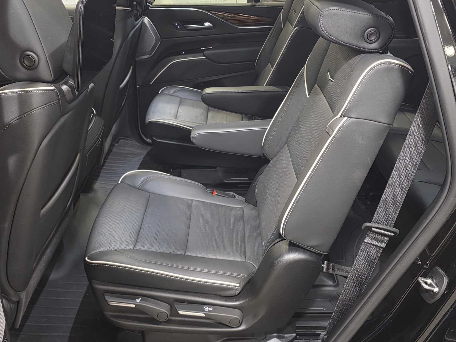 Certified 2024 Cadillac Escalade Premium Luxury w/ Performance Package AWD/4WD image 16