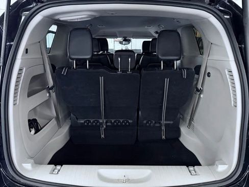 Used 2024 Chrysler Pacifica Touring-L FWD image 10