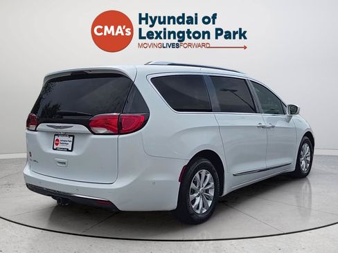 Used 2018 Chrysler Pacifica Touring-L w/ Advanced Safetytec Group FWD image 5