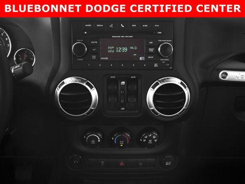 Used 2016 Jeep Wrangler Unlimited Sahara w/ Connectivity Group AWD/4WD image 7