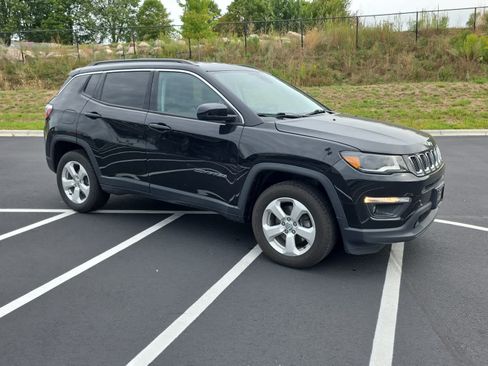 Used 2018 Jeep Compass Latitude w/ Popular Equipment Group AWD/4WD image 2