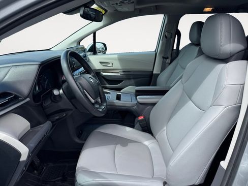 Used 2021 Toyota Sienna XLE AWD/4WD image 9