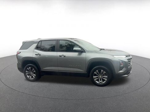 Used 2025 Chevrolet Equinox LT image 2