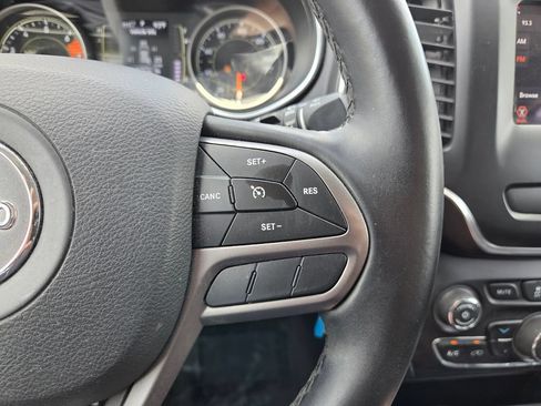Used 2019 Jeep Cherokee Latitude w/ Cold Weather Group AWD/4WD image 29