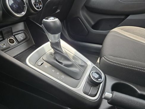 Used 2025 Hyundai Venue SEL FWD image 19
