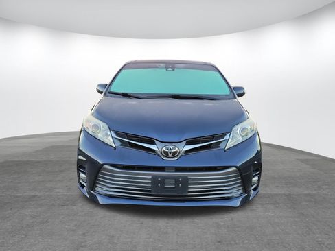 Used 2018 Toyota Sienna XLE Premium AWD/4WD image 2