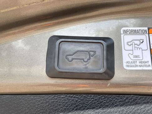 Used 2014 Toyota RAV4 Limited w/ Technology Package AWD/4WD image 18