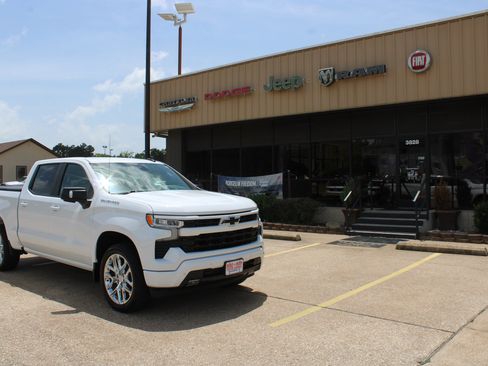 Used 2024 Chevrolet Silverado 1500 RST w/ Convenience Package II AWD/4WD image 4