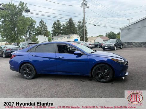 Used 2022 Hyundai Elantra SEL w/ Convenience Package FWD image 2