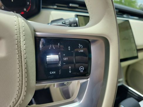 Used 2025 Land Rover Range Rover SE AWD/4WD image 19