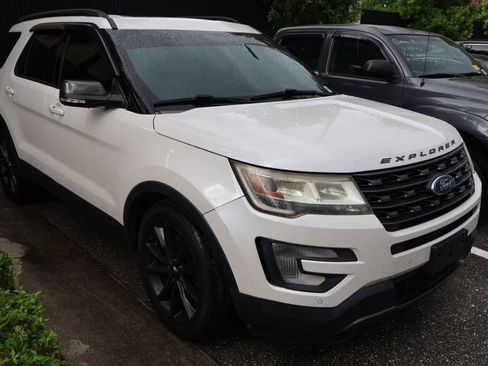Used 2017 Ford Explorer XLT w/ Equipment Group 202A FWD image 6