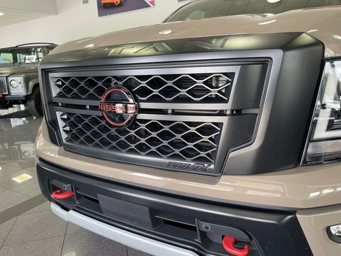 Used 2023 Nissan Titan PRO-4X w/ Pro-4x Convenience Package AWD/4WD image 11