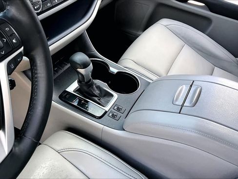 Used 2018 Toyota Highlander XLE FWD image 17