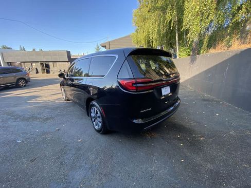 Used 2024 Chrysler Pacifica Limited FWD image 4