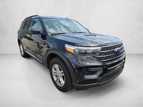 Used 2023 Ford Explorer XLT AWD/4WD image 3