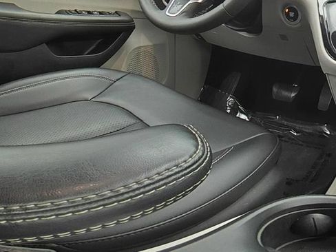 Used 2024 Chrysler Pacifica Touring-L FWD image 26