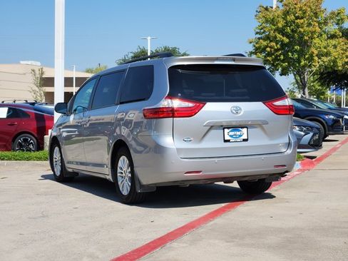 Used 2017 Toyota Sienna XLE Premium image 6