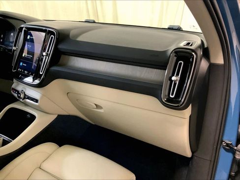 Used 2023 Volvo XC40 B5 Ultimate w/ Protection Package Premier image 19