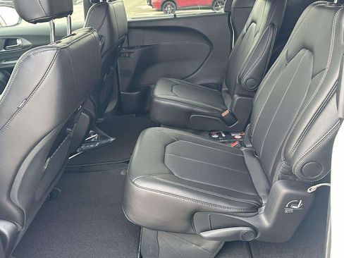 New 2026 Chrysler Pacifica Select image 8