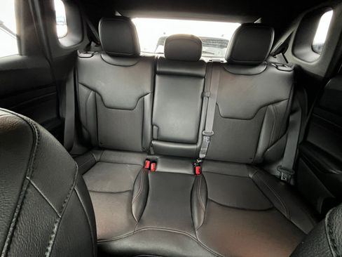 Used 2025 Jeep Compass Trailhawk AWD/4WD image 38