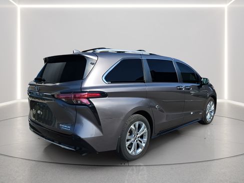 Used 2021 Toyota Sienna Platinum FWD image 5