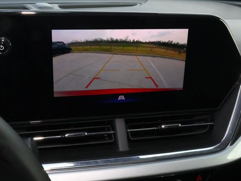 Used 2025 Chevrolet Trax LT w/ LT Convenience Package image 26