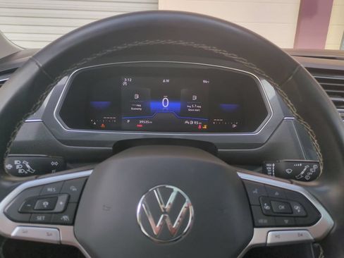 Used 2022 Volkswagen Tiguan SE w/ Panoramic Sunroof Package FWD image 37