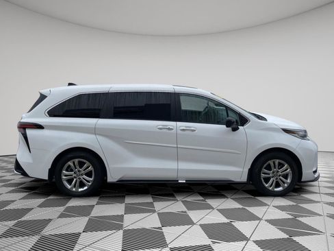 Used 2023 Toyota Sienna XSE image 8