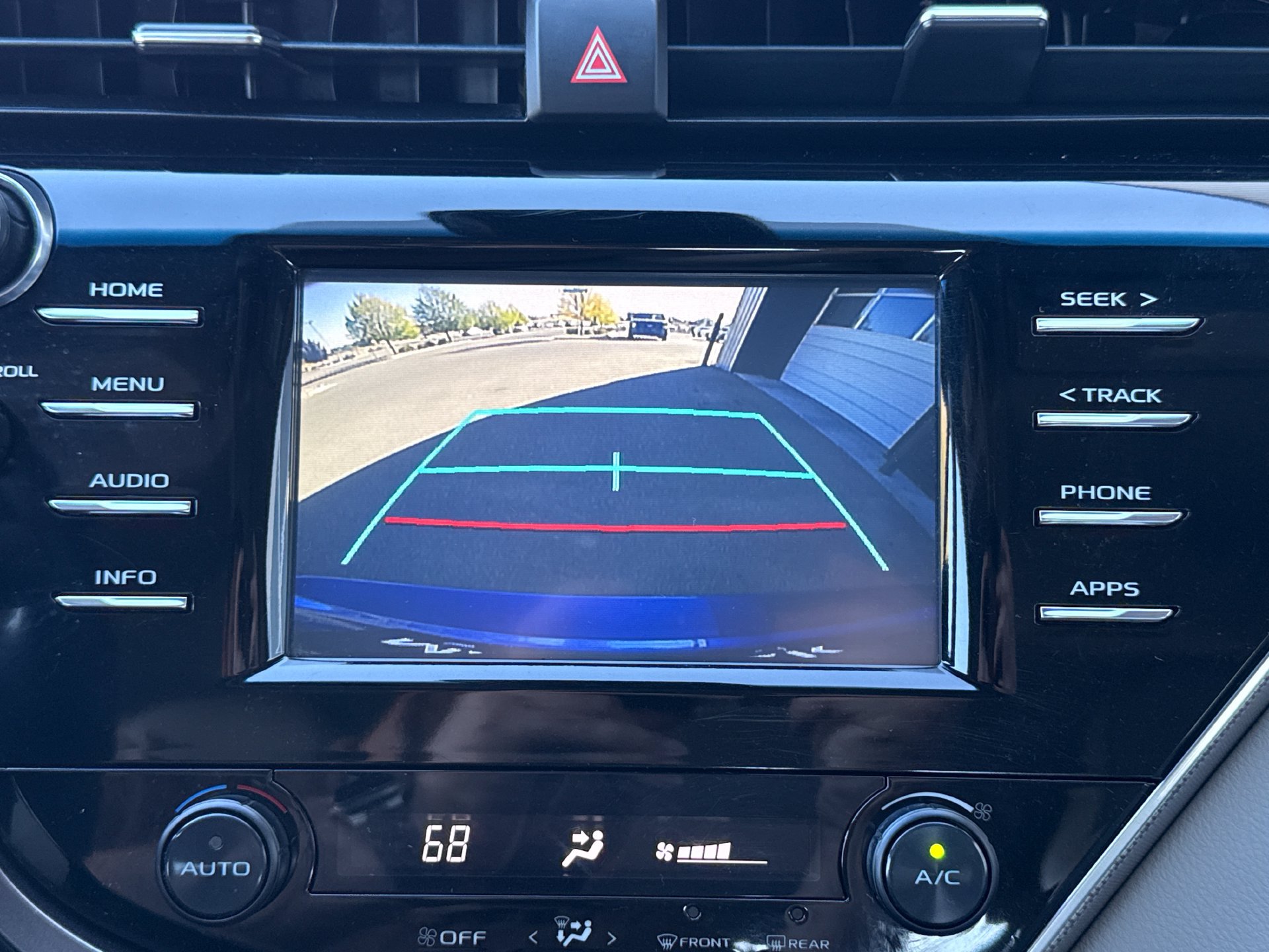 Used 2018 Toyota Camry SE FWD image 6