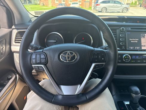 Used 2019 Toyota Highlander Limited Platinum AWD/4WD image 12