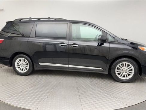 Used 2015 Toyota Sienna XLE image 9