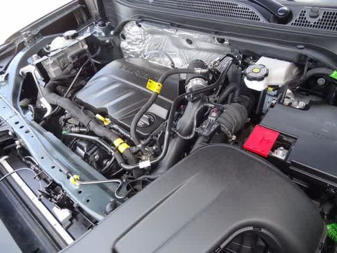 Used 2025 Chevrolet Trax LT FWD image 36