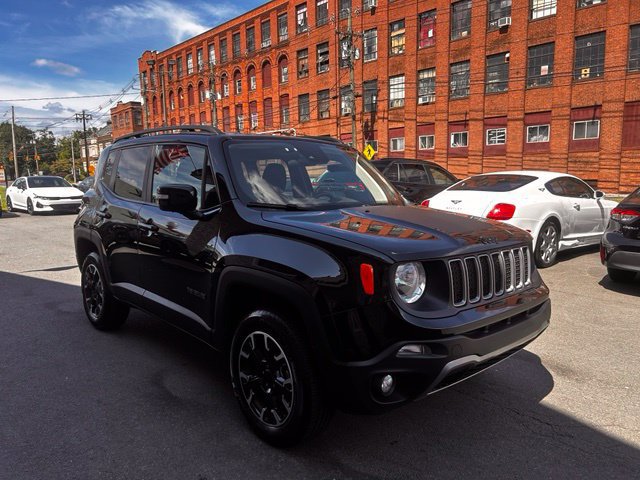 Used 2023 Jeep Renegade Latitude AWD/4WD image 3
