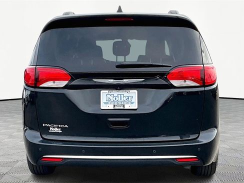 Used 2017 Chrysler Pacifica Touring-L image 4