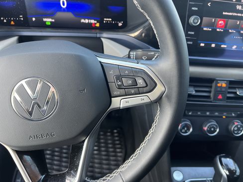 Certified 2022 Volkswagen Taos SE w/ Panoramic Sunroof Package image 19