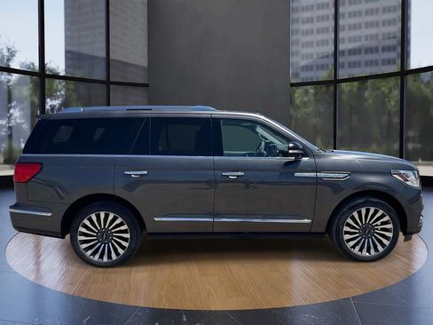 Used 2018 Lincoln Navigator Reserve w/ Technology Package AWD/4WD image 2