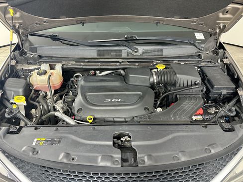 Used 2018 Chrysler Pacifica Touring Plus w/ Tire & Wheel Group FWD image 34