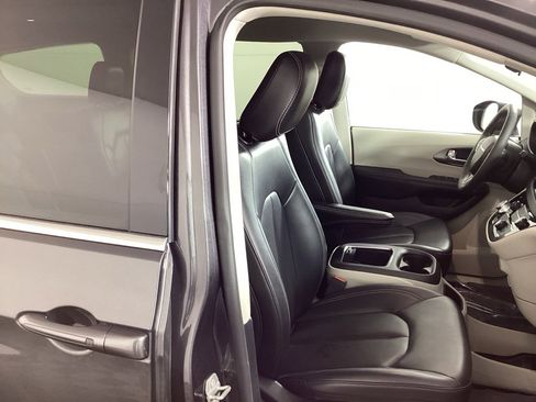 Used 2023 Chrysler Pacifica Touring-L image 8