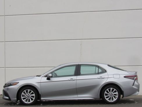 Used 2024 Toyota Camry SE FWD image 4