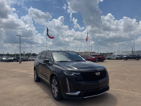 Used 2020 Cadillac XT6 Premium Luxury FWD image 2
