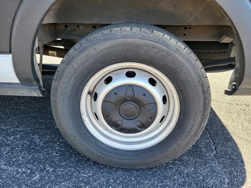 Used 2023 Ford Transit 250 Medium Roof image 18