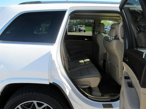 Used 2019 Jeep Grand Cherokee Overland AWD/4WD image 17